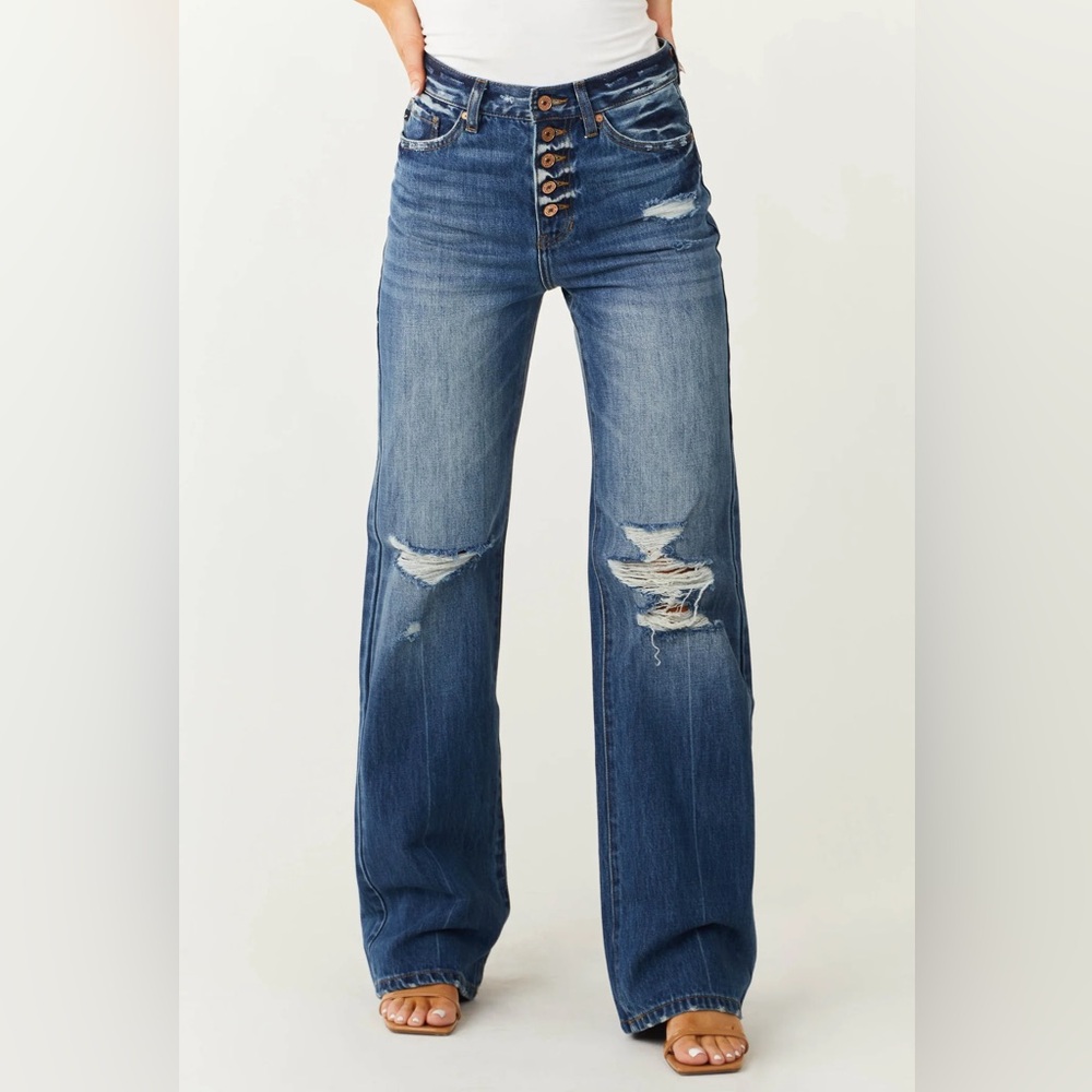 KanCan Medium Wash High Rise Distressed Knee Jean Size 29